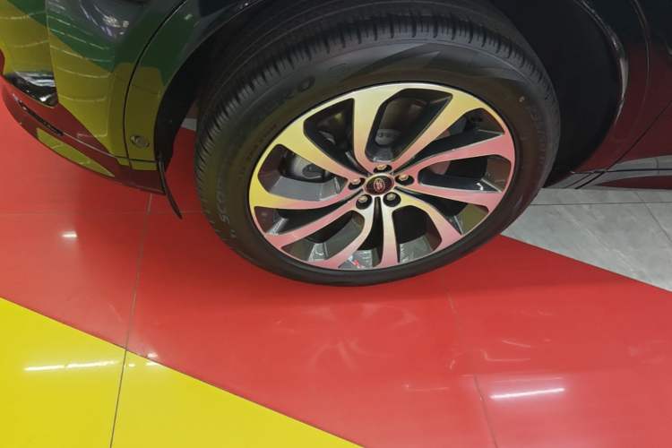 Used Land Rover Discovery Sport 2023 249 PS R-Dynamic SE Performance Tech Edition Left Front Wheel Hub