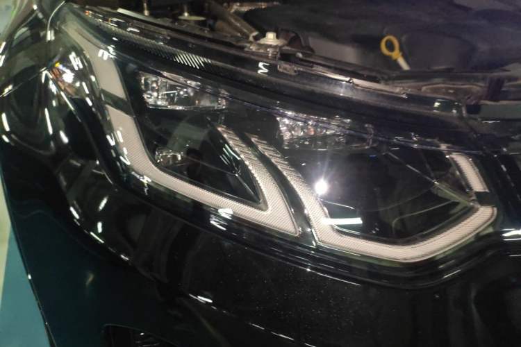 Used Land Rover Discovery Sport 2023 249 PS R-Dynamic SE Performance Tech Edition Right Front Headlight
