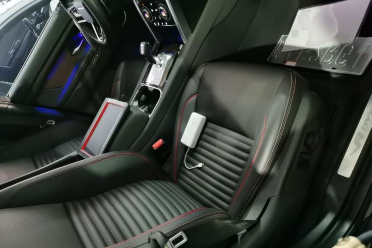Used Land Rover Discovery Sport 2023 249 PS R-Dynamic SE Performance Tech Edition Right Front Seat