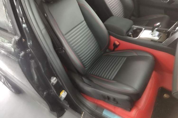 Used Land Rover Discovery Sport 2023 249 PS R-Dynamic SE Performance Tech Edition Right Front Seat