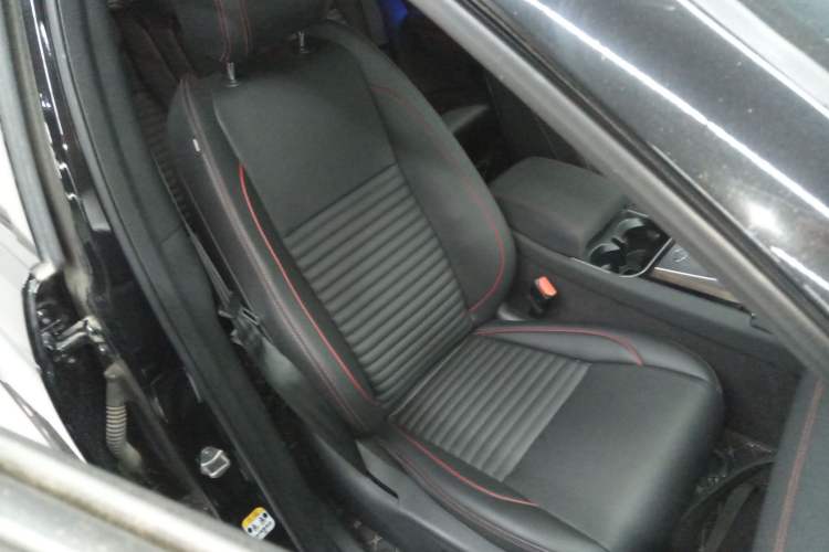 Used Land Rover Discovery Sport 2023 249 PS R-Dynamic S Performance Edition Right Front Seat