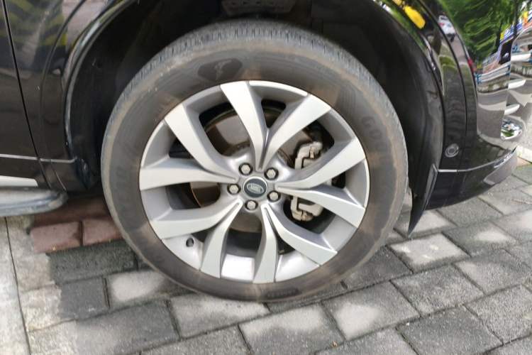 Used Land Rover Discovery Sport 2023 249 PS R-Dynamic SE Performance Tech Edition Right Front Wheel Hub
