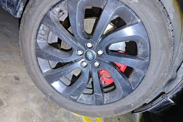 Used Land Rover Discovery Sport 2023 249 PS R-Dynamic S Performance Edition Right Front Wheel Hub