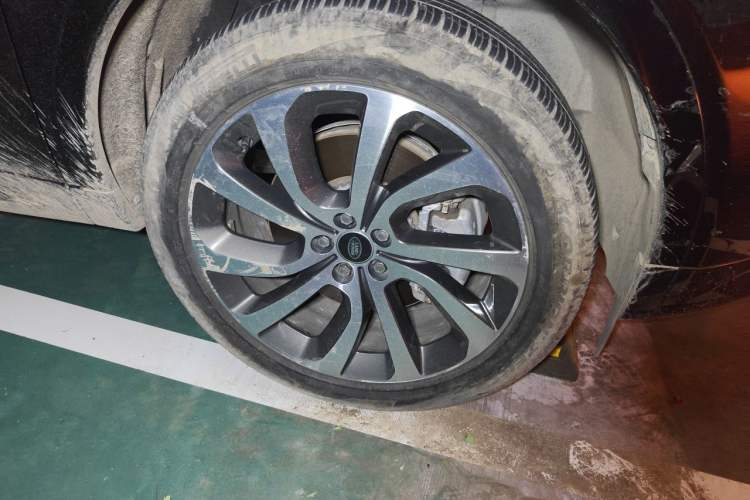 Used Land Rover Discovery Sport 2023 249 PS R-Dynamic S Performance Edition Right Front Wheel Hub