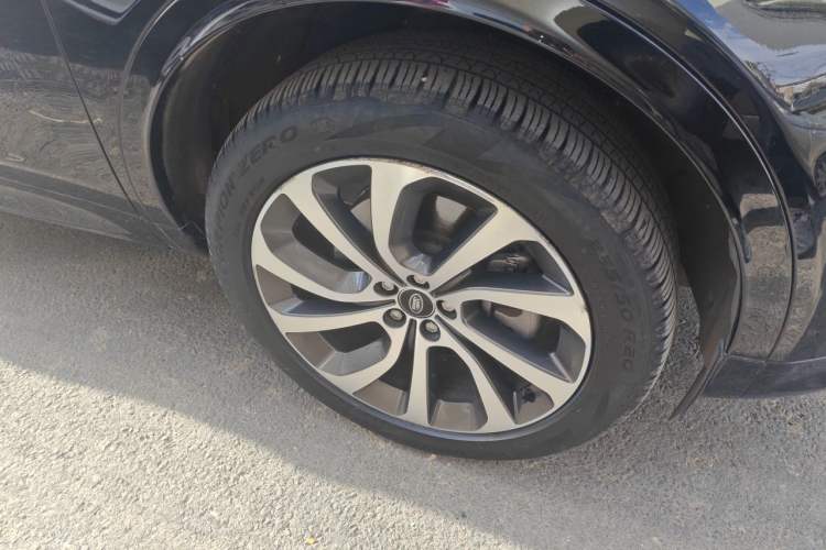 Used Land Rover Discovery Sport 2023 249 PS R-Dynamic S Performance Edition Right Front Wheel Hub