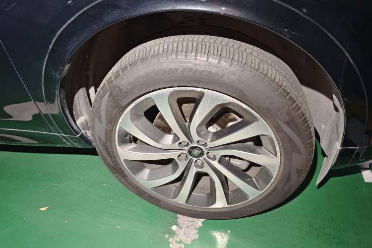 Used Land Rover Discovery Sport 2023 249 PS R-Dynamic S Performance Edition Right Front Wheel Hub