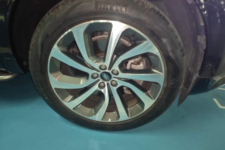 Used Land Rover Discovery Sport 2023 249 PS R-Dynamic SE Performance Tech Edition Right Front Wheel Hub