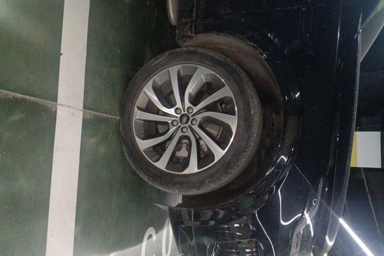 Used Land Rover Discovery Sport 2023 249 PS R-Dynamic SE Performance Tech Edition Right Front Wheel Hub