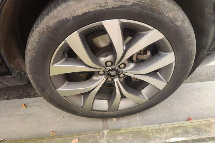 Used Land Rover Discovery Sport 2023 249 PS R-Dynamic HSE Luxury Custom Edition Right Front Wheel Hub