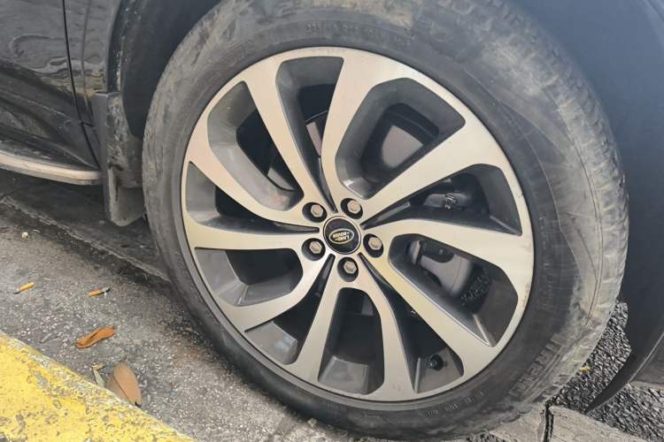 Used Land Rover Discovery Sport 2023 249 PS R-Dynamic S Performance Edition Right Front Wheel Hub