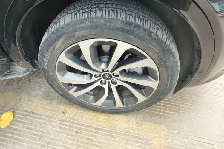 Used Land Rover Discovery Sport 2023 249 PS R-Dynamic SE Performance Tech Edition Right Front Wheel Hub