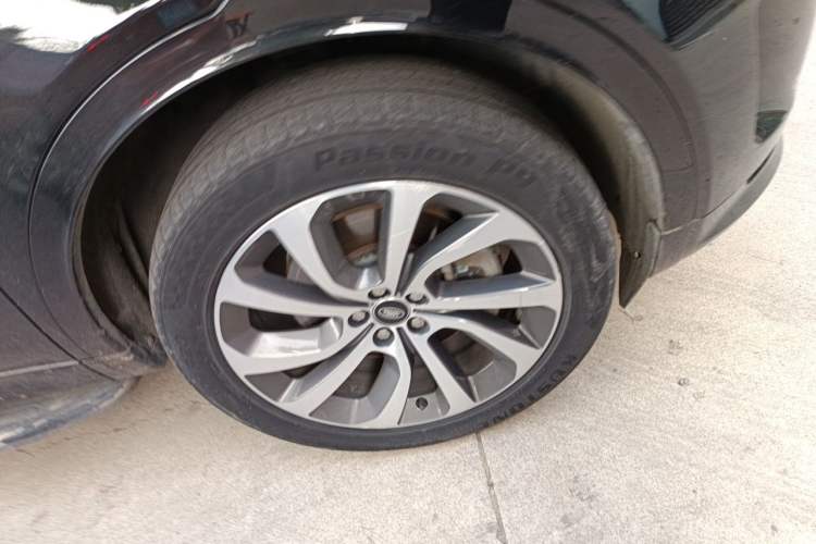 Used Land Rover Discovery Sport 2023 249 PS R-Dynamic S Performance Edition Right Front Wheel Hub