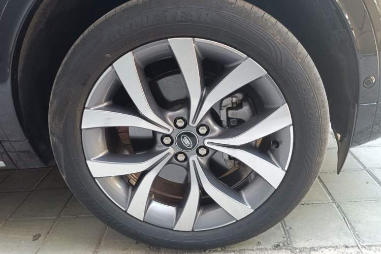Used Land Rover Discovery Sport 2023 249 PS R-Dynamic S Performance Edition Right Front Wheel Hub