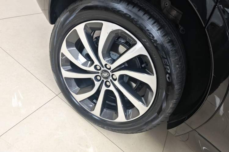 Used Land Rover Discovery Sport 2023 249 PS R-Dynamic SE Performance Tech Edition Right Rear Wheel Hub