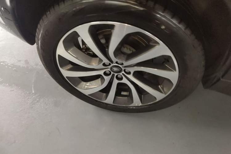 Used Land Rover Discovery Sport 2023 249 PS R-Dynamic SE Performance Tech Edition Right Rear Wheel Hub