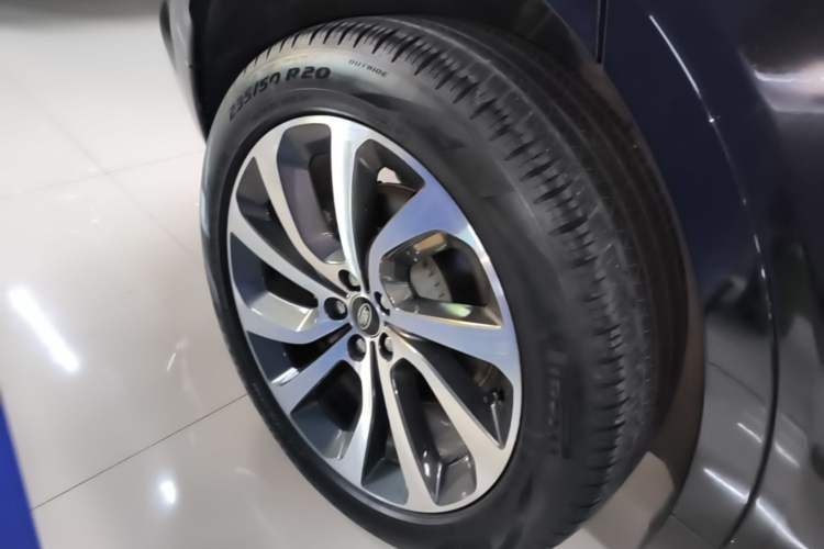 Used Land Rover Discovery Sport 2023 249 PS R-Dynamic S Performance Edition Right Rear Wheel Hub