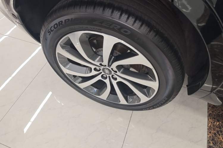 Used Land Rover Discovery Sport 2023 249 PS R-Dynamic SE Performance Tech Edition Right Rear Wheel Hub