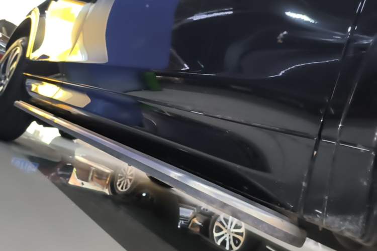 Used Land Rover Discovery Sport 2023 249 PS R-Dynamic S Performance Edition Right Side Sill