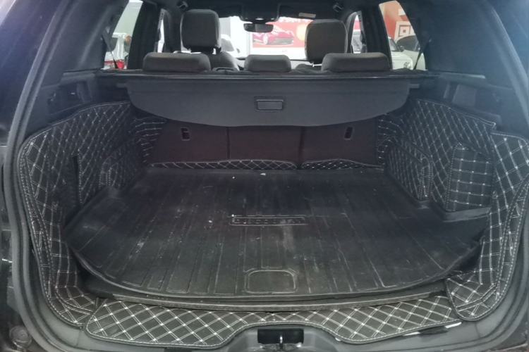 Used Land Rover Discovery Sport 2023 249 PS R-Dynamic S Performance Edition Trunk