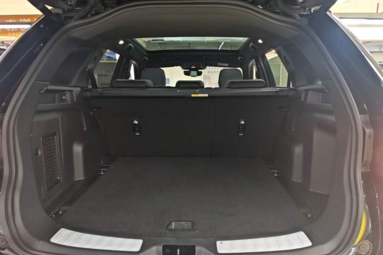 Used Land Rover Discovery Sport 2023 249 PS R-Dynamic SE Performance Tech Edition Trunk
