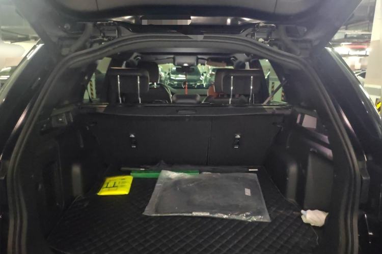 Used Land Rover Discovery Sport 2023 249 PS R-Dynamic SE Performance Tech Edition Trunk