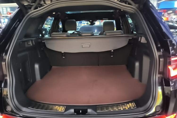 Used Land Rover Discovery Sport 2023 249 PS R-Dynamic S Performance Edition Trunk
