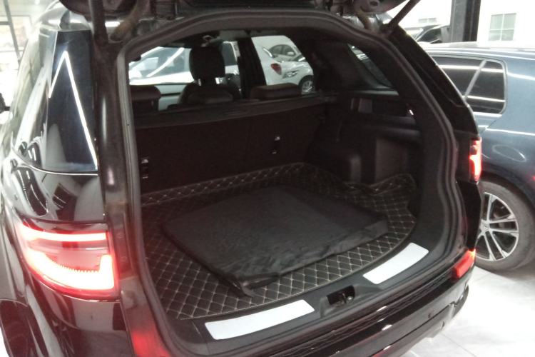 Used Land Rover Discovery Sport 2023 249 PS R-Dynamic S Performance Edition Trunk