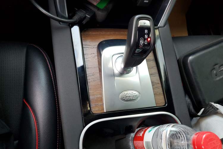 Used Land Rover Discovery Sport 2023 249 PS R-Dynamic S Performance Edition Gear Lever