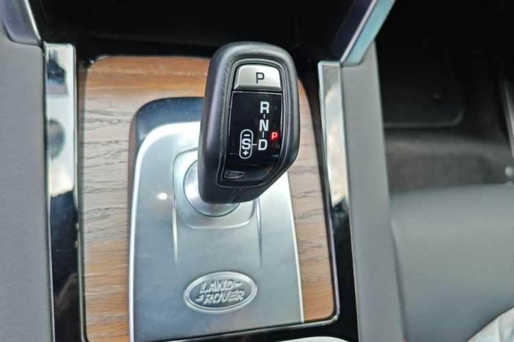 Used Land Rover Discovery Sport 2023 249 PS R-Dynamic S Performance Edition Gear Lever