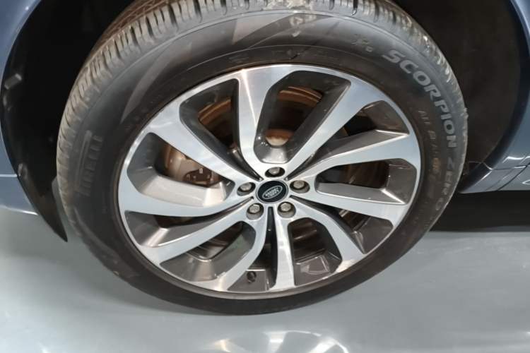 Used Land Rover Discovery Sport 2023 249 PS R-Dynamic S Performance Edition Left Front Wheel Hub