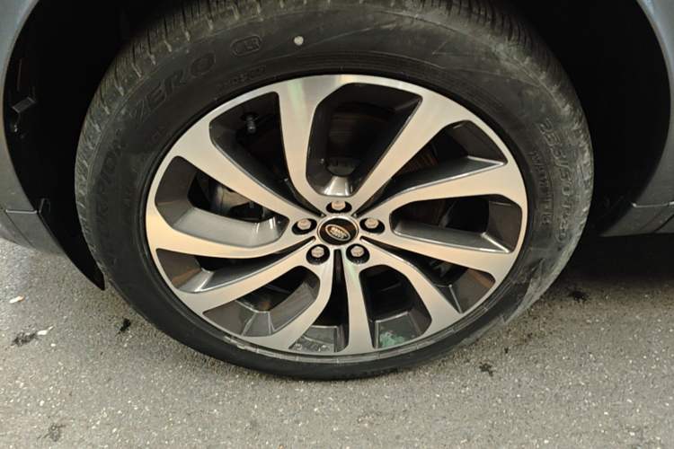 Used Land Rover Discovery Sport 2023 249 PS R-Dynamic S Performance Edition Left Front Wheel Hub