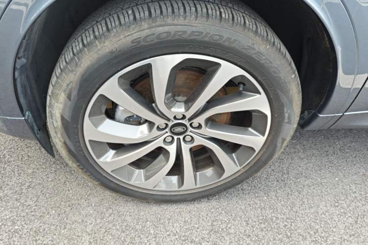 Used Land Rover Discovery Sport 2023 249 PS R-Dynamic S Performance Edition Left Front Wheel Hub