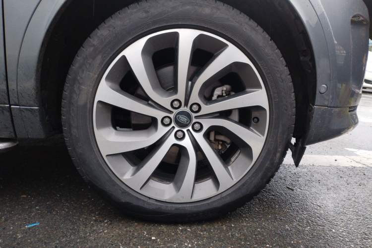 Used Land Rover Discovery Sport 2023 249 PS R-Dynamic SE Performance Tech Edition Right Front Wheel Hub