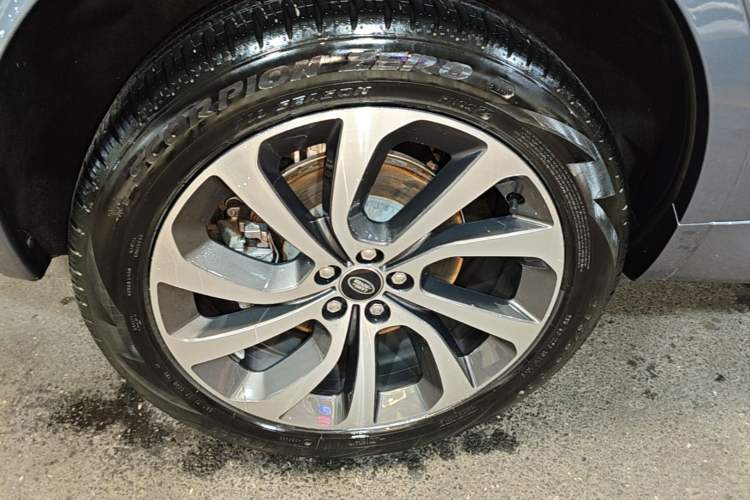 Used Land Rover Discovery Sport 2023 249 PS R-Dynamic S Performance Edition Right Rear Wheel Hub