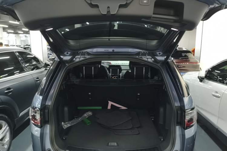 Used Land Rover Discovery Sport 2023 249 PS R-Dynamic S Performance Edition Trunk
