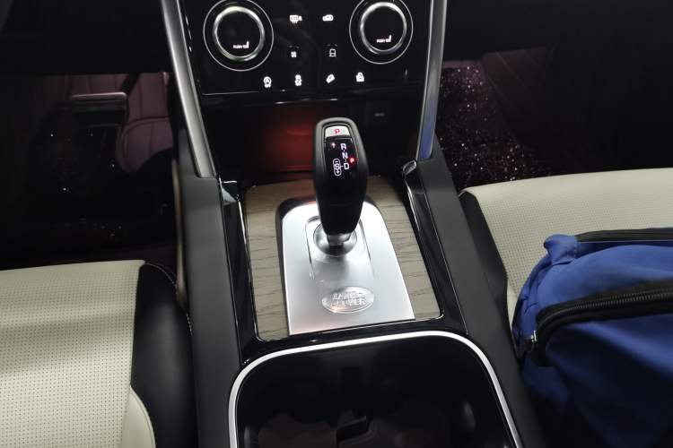 Used Land Rover Discovery Sport 2023 249 PS R-Dynamic SE Performance Tech Edition Gear Lever