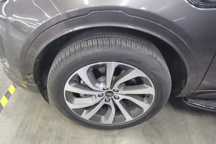 Used Land Rover Discovery Sport 2023 249 PS R-Dynamic SE Performance Tech Edition Left Front Wheel Hub