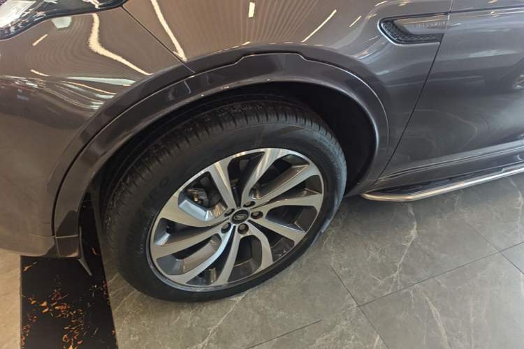 Used Land Rover Discovery Sport 2023 249 PS R-Dynamic S Performance Edition Left Front Wheel Hub