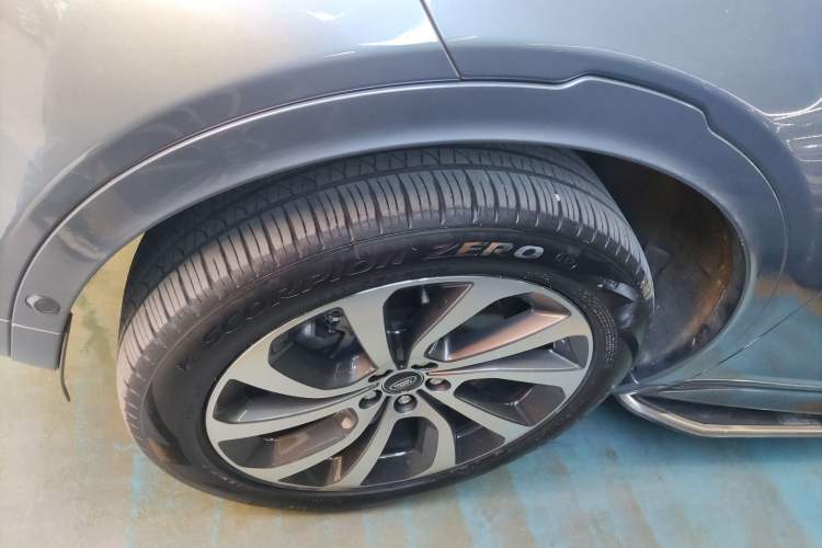 Used Land Rover Discovery Sport 2023 249 PS R-Dynamic SE Performance Tech Edition Left Front Wheel Hub