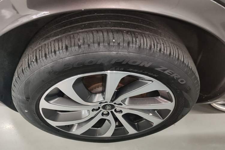 Used Land Rover Discovery Sport 2023 249 PS R-Dynamic S Performance Edition Left Front Wheel Hub
