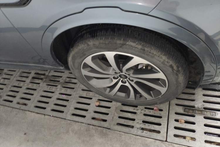 Used Land Rover Discovery Sport 2023 249 PS R-Dynamic S Performance Edition Right Front Wheel Hub