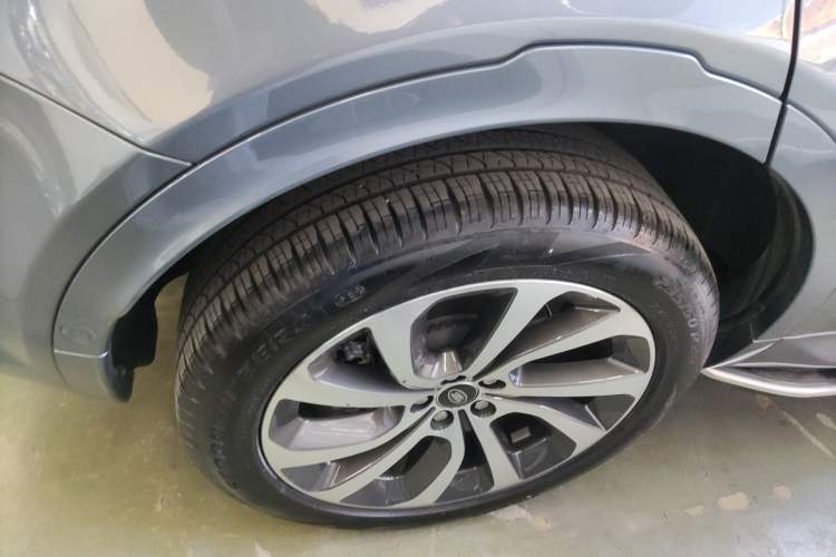 Used Land Rover Discovery Sport 2023 249 PS R-Dynamic SE Performance Tech Edition Right Rear Wheel Hub