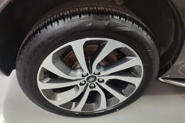 Used Land Rover Discovery Sport 2023 249 PS R-Dynamic S Performance Edition Right Rear Wheel Hub