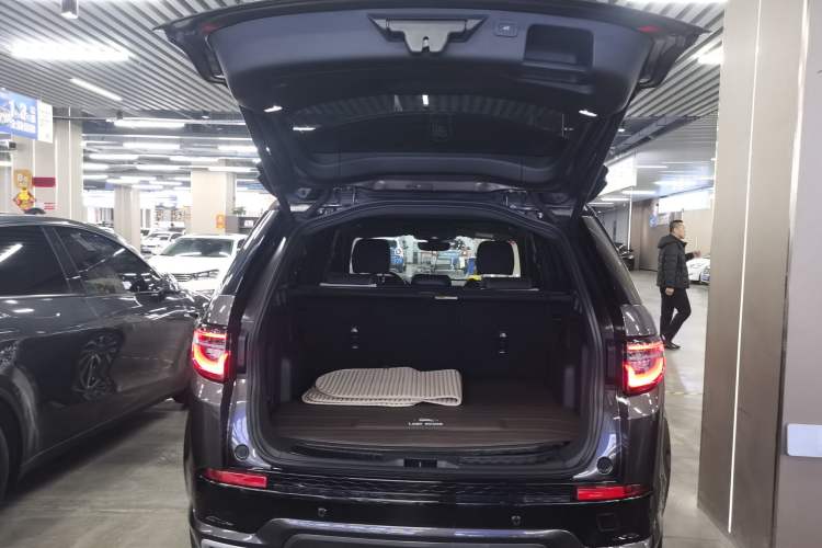 Used Land Rover Discovery Sport 2023 249 PS R-Dynamic SE Performance Tech Edition Trunk
