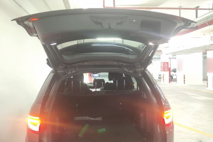 Used Land Rover Discovery Sport 2023 249 PS R-Dynamic SE Performance Tech Edition Trunk