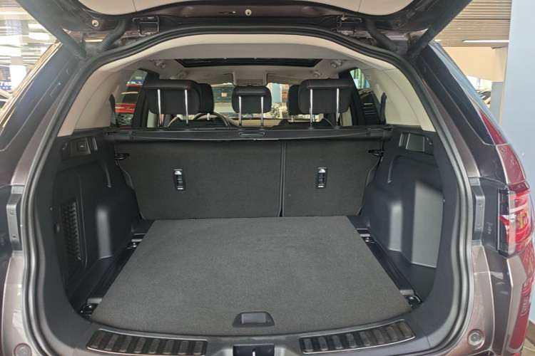 Used Land Rover Discovery Sport 2023 249 PS R-Dynamic S Performance Edition Trunk