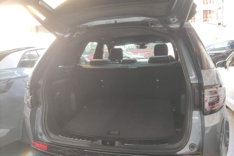 Used Land Rover Discovery Sport 2023 249 PS R-Dynamic SE Performance Tech Edition Trunk