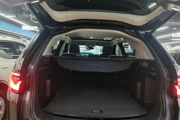 Used Land Rover Discovery Sport 2023 249 PS R-Dynamic S Performance Edition Trunk