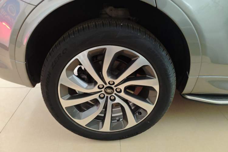 Used Land Rover Discovery Sport 2023 249 PS R-Dynamic S Performance Edition Right Rear Wheel Hub