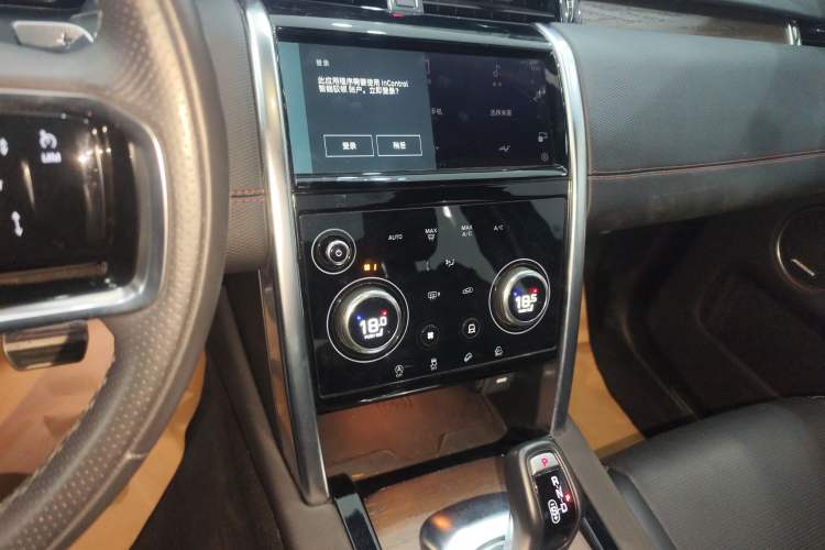 Used Land Rover Discovery Sport 2023 249 PS R-Dynamic SE Performance Tech Edition Audio And AC Panel